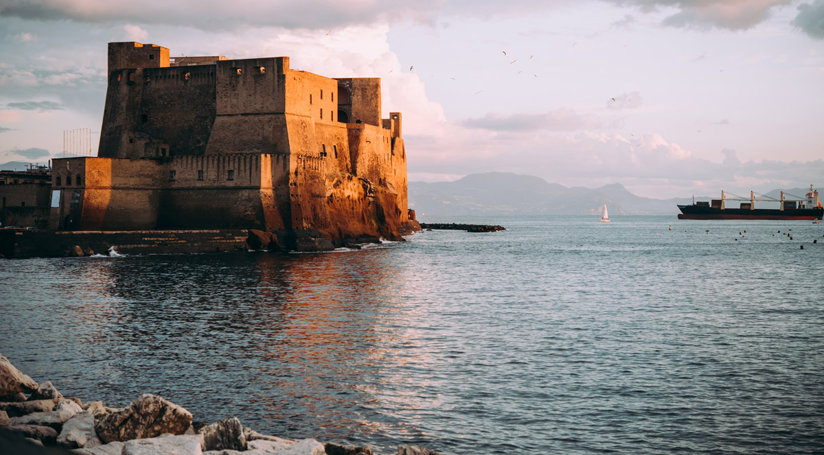 Foto dell'antico Castel dell'Ovo visitabile a Napoli a poca distanza dal nostro B&B Demirooms