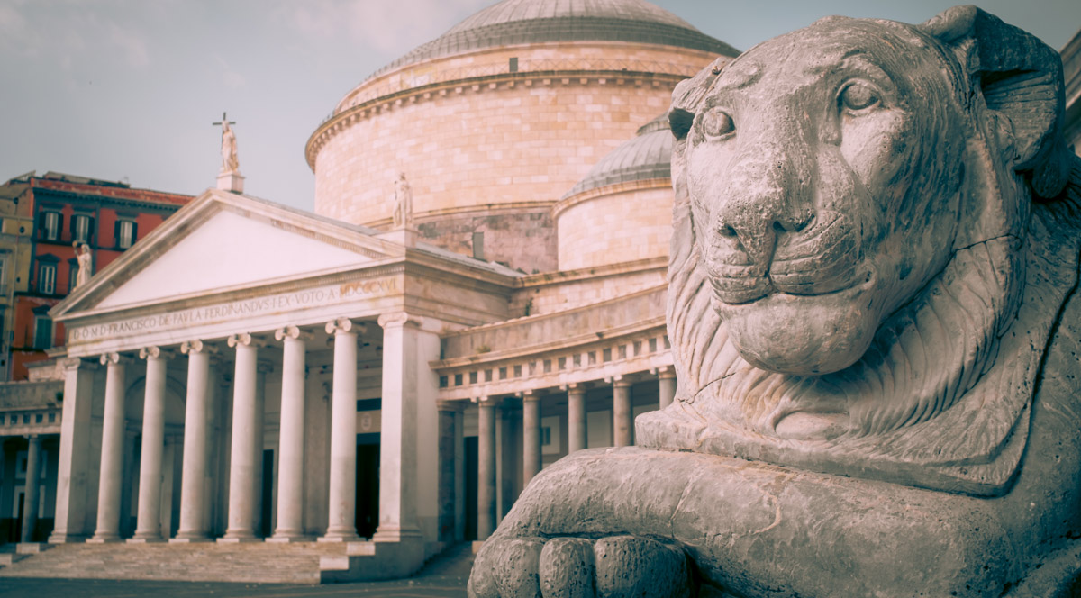 Foto dell'immensa Piazza Plebiscito visitabile a Napoli a poca distanza dal nostro B&B Demirooms
