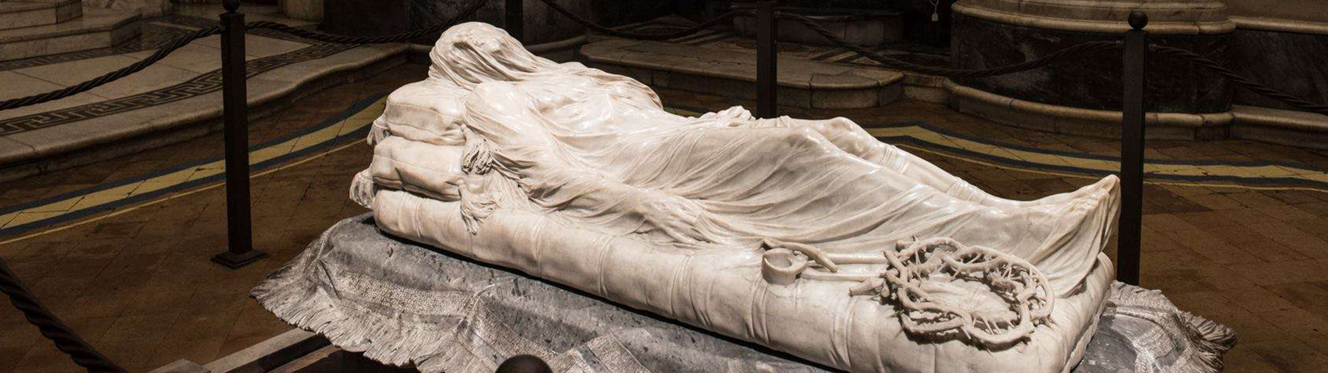 Foto del famoso capolavoro del Cristo Velato visitabile presso la Cappella San Severo  apochi passi dal nostro B&B Demirooms di Napoli. Continuando è possibile ammirare l'Obelisco dell'Immacolata presso Piazza Gesu Nuovo